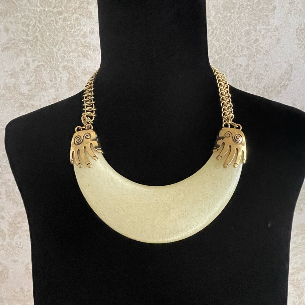 BNWT fashion statement necklace